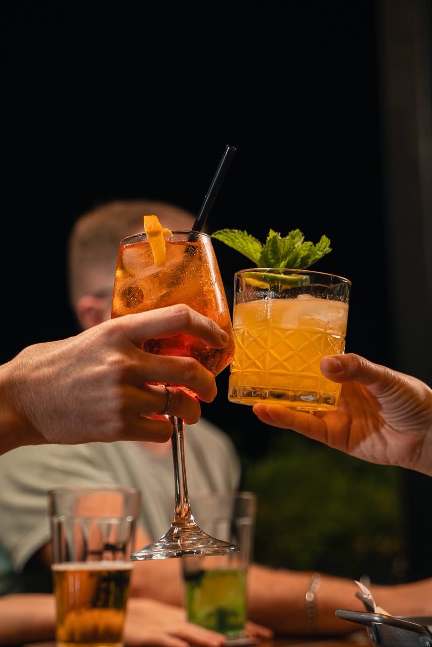 Brinde com drinks autorais do Beeis