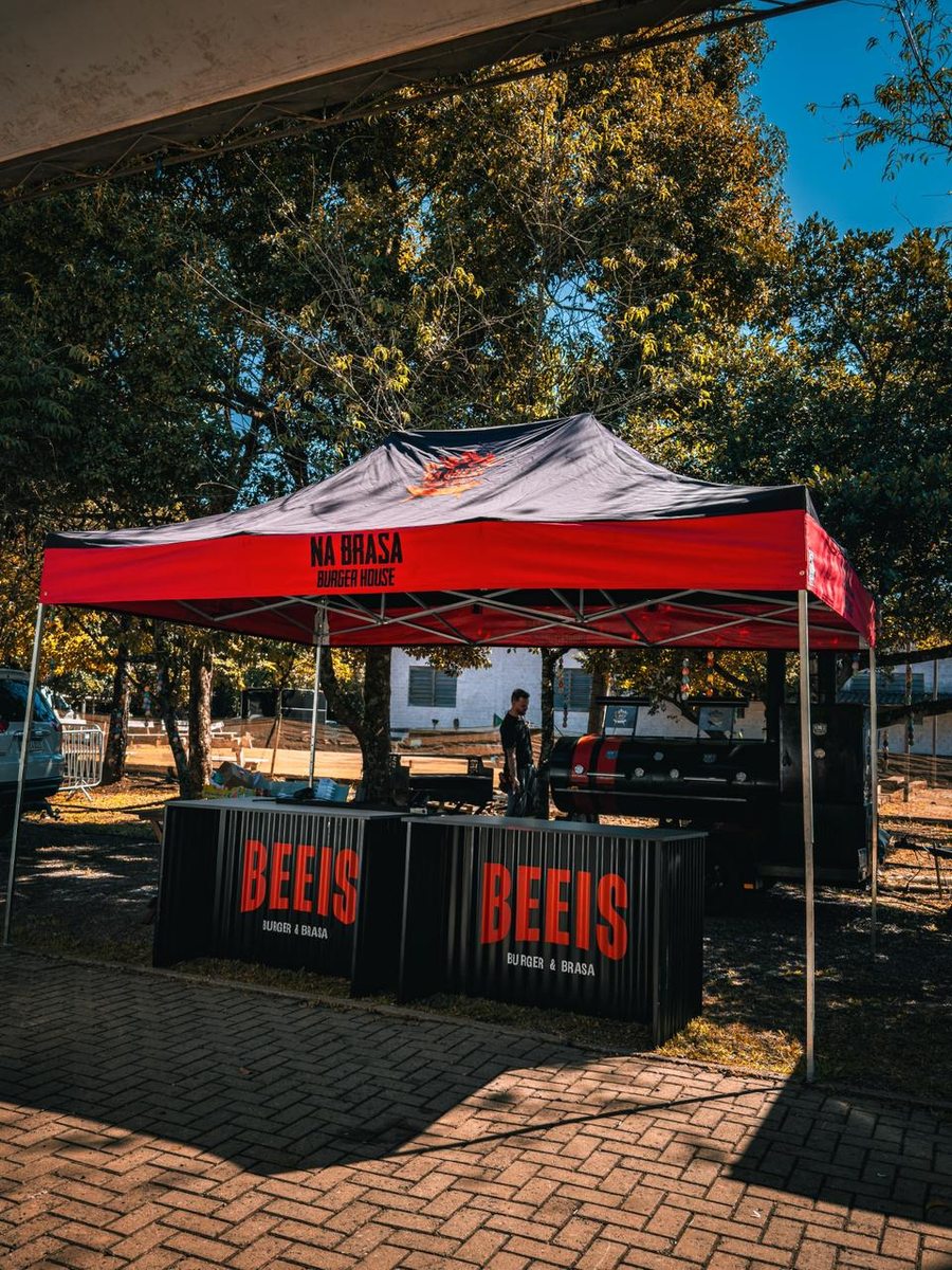 Estande Beeis montado para evento, tenda Na Brasa Burger House