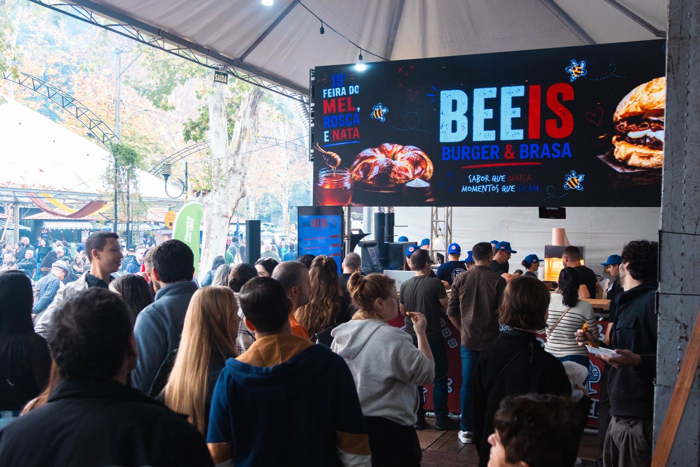 Estande do Beeis na 19ª Feira do Mel, Rosca e Nata de Ivoti, com fila de clientes
