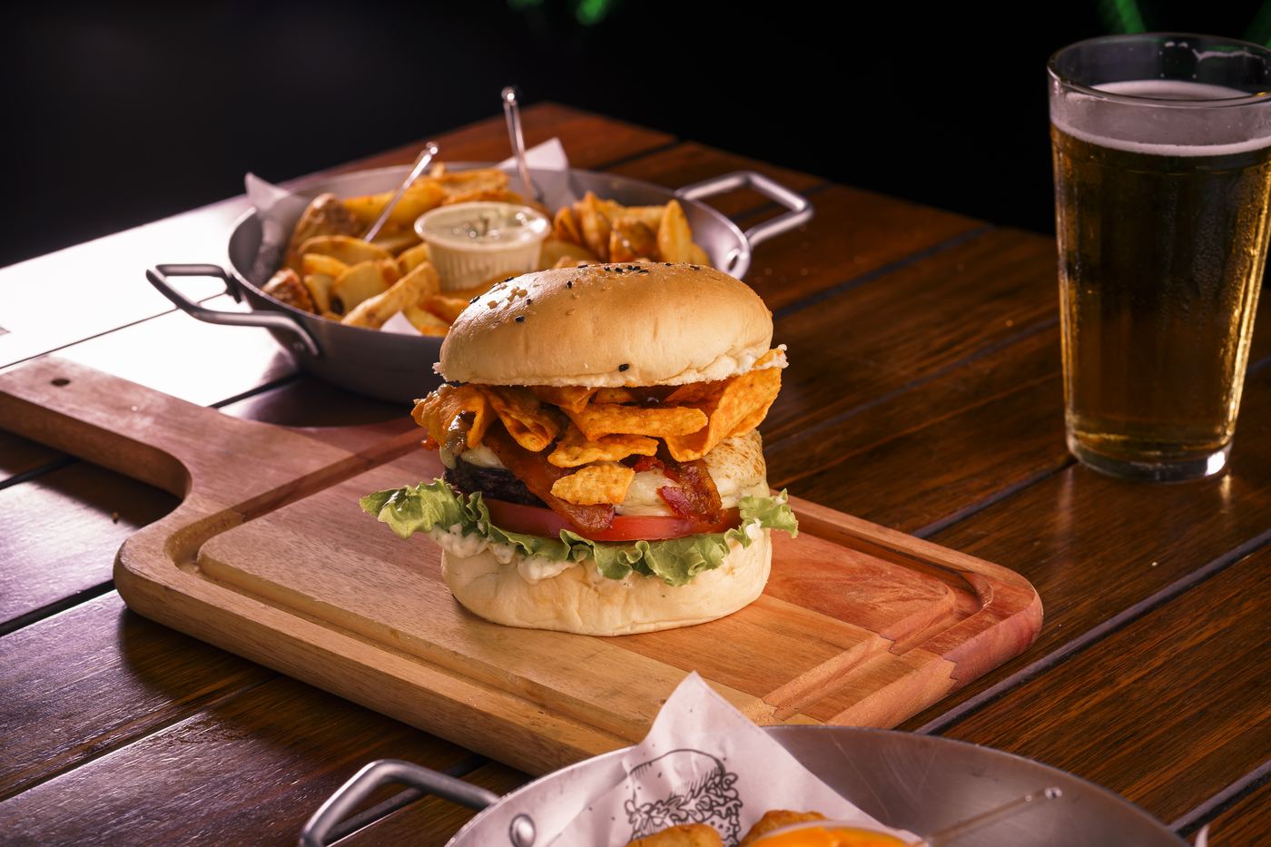 Burger servido com porção e chopp