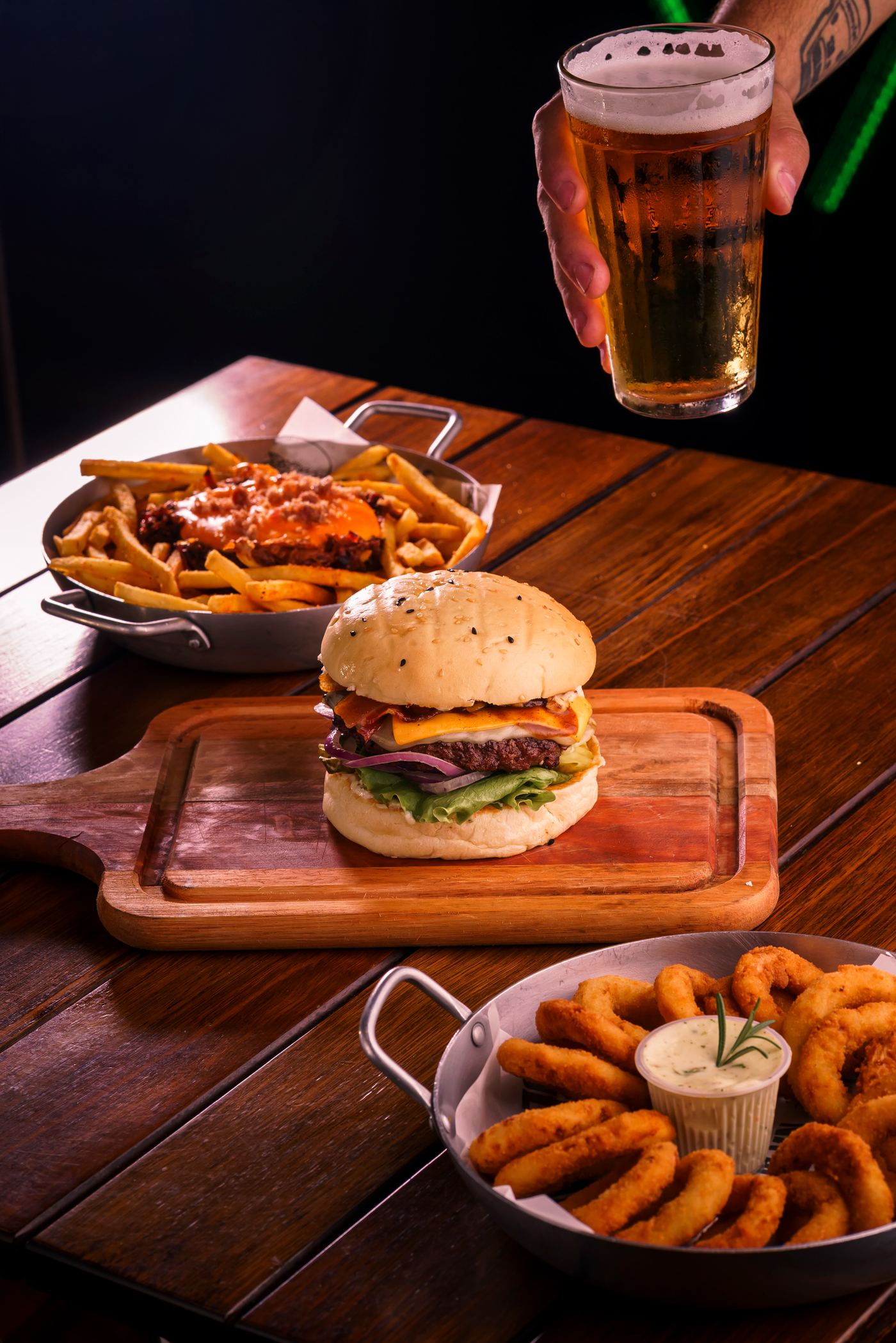 Burger servido com chopp